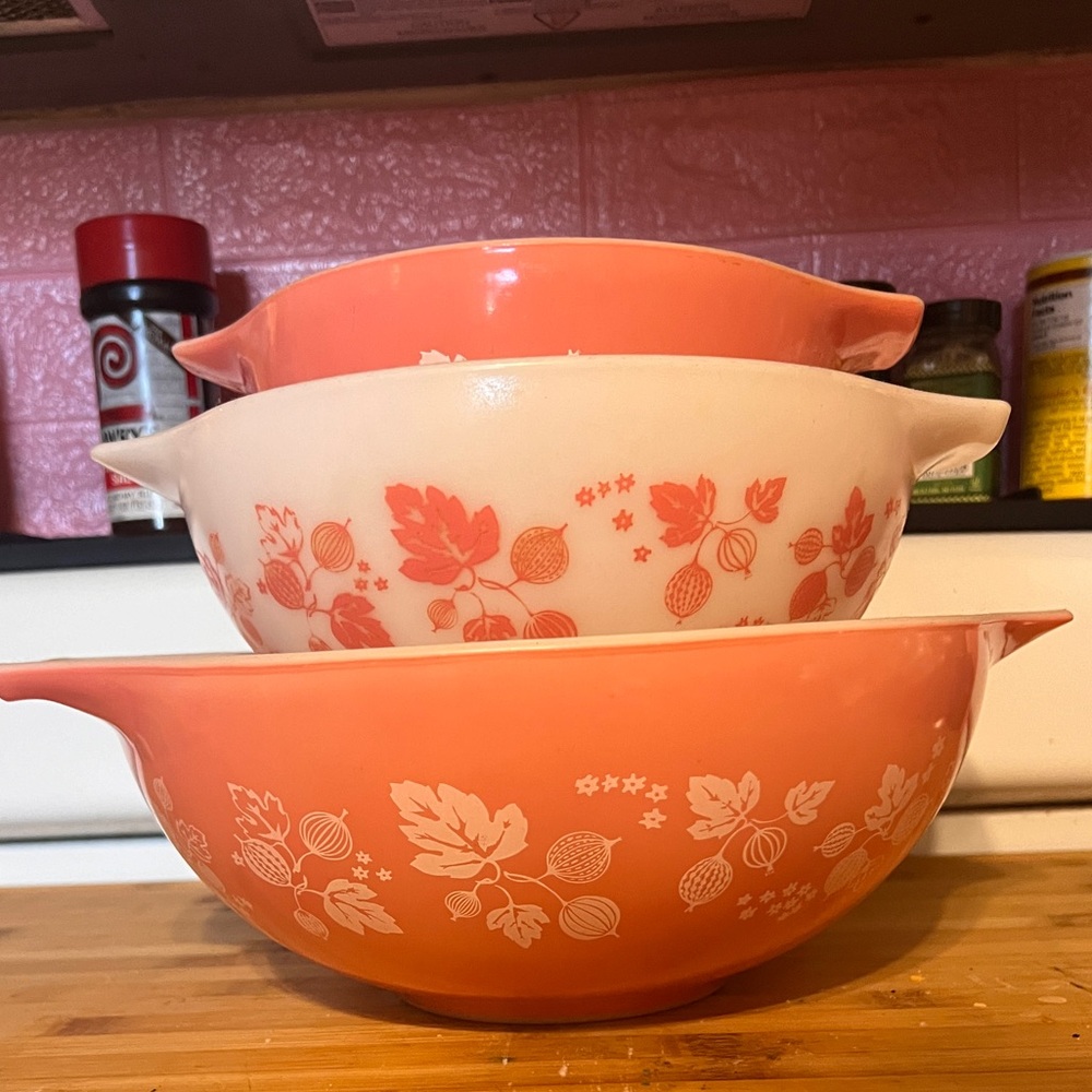 Pink Pyrex Goosebery bowls